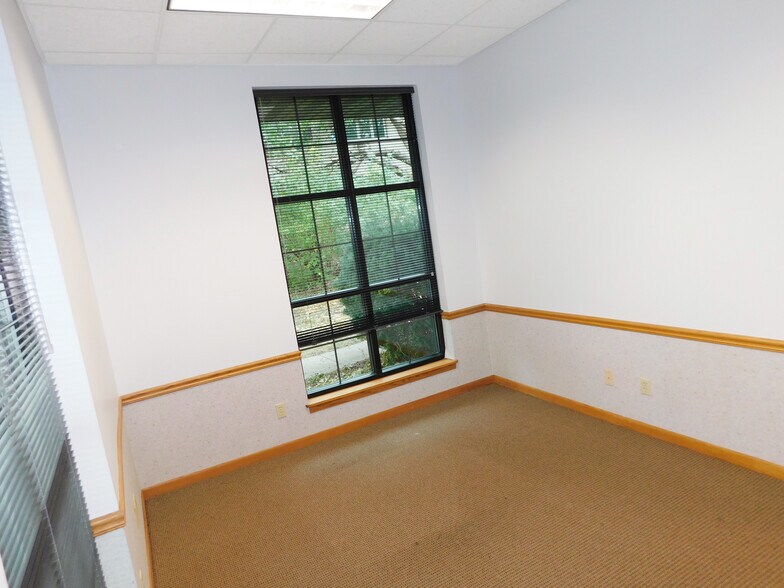 More Photos Of 3400 N Rockton Ave, Rockford Office For Lease
