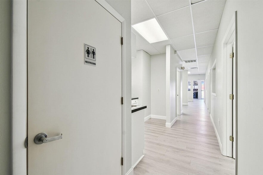 More Photos Of 5404 Hoover Blvd, Tampa Medical For Sale