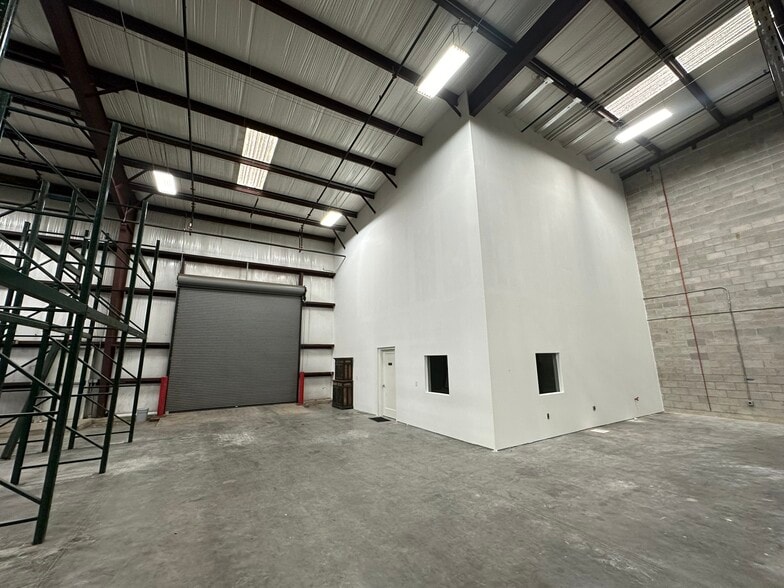 More Photos Of 1209-1215 N FM 3083 Rd E, Conroe Warehouse For Lease