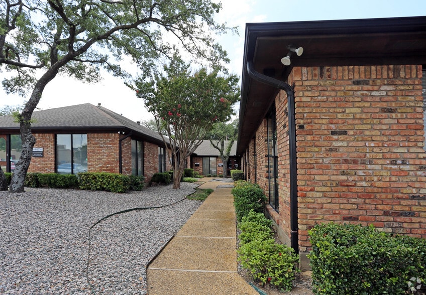 More Photos Of 2001-2011 N Collins Blvd, Richardson Unknown For Lease