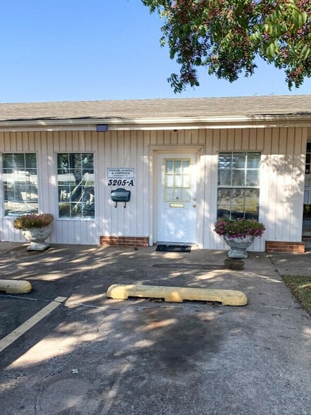 Primary Photo Of 3205 E 22nd St, Tulsa Medical For Lease