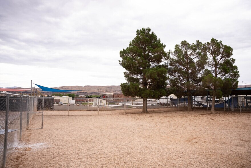 More Photos Of 1545 W State St, Hurricane Veterinarian Kennel For Lease