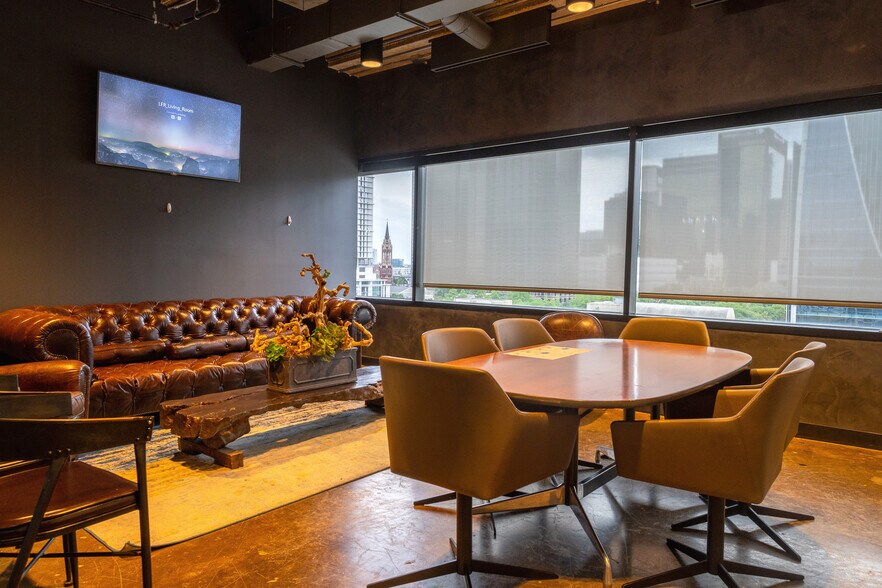 More Photos Of 1845 Woodall Rodgers Fwy, Dallas Office For Lease