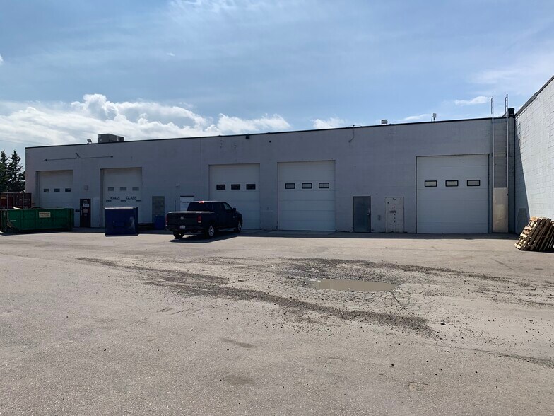 More Photos Of 3920 Edmonton Trl NE, Calgary General Retail For Lease