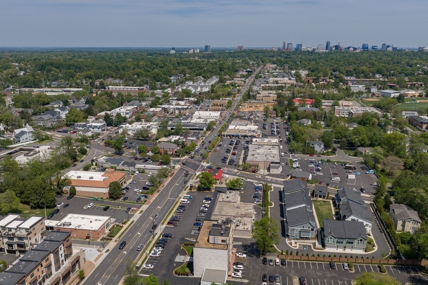 More Photos Of 215 Maple Ave W, Vienna Freestanding For Lease