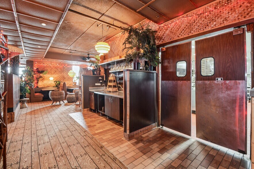 More Photos Of 1900 & 1924 Marshall St NE, Minneapolis Restaurant For Sale