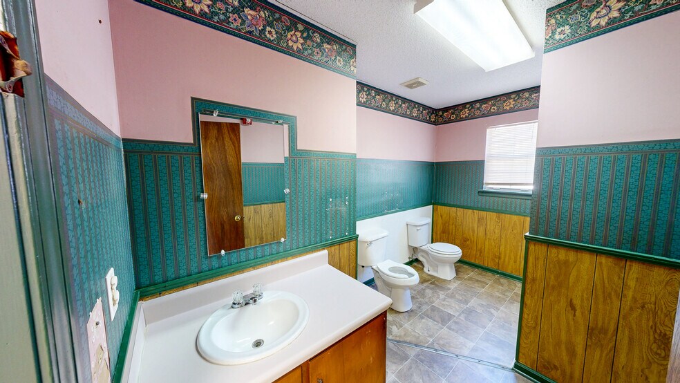 More Photos Of 104 N Herring St, Dothan Office For Sale