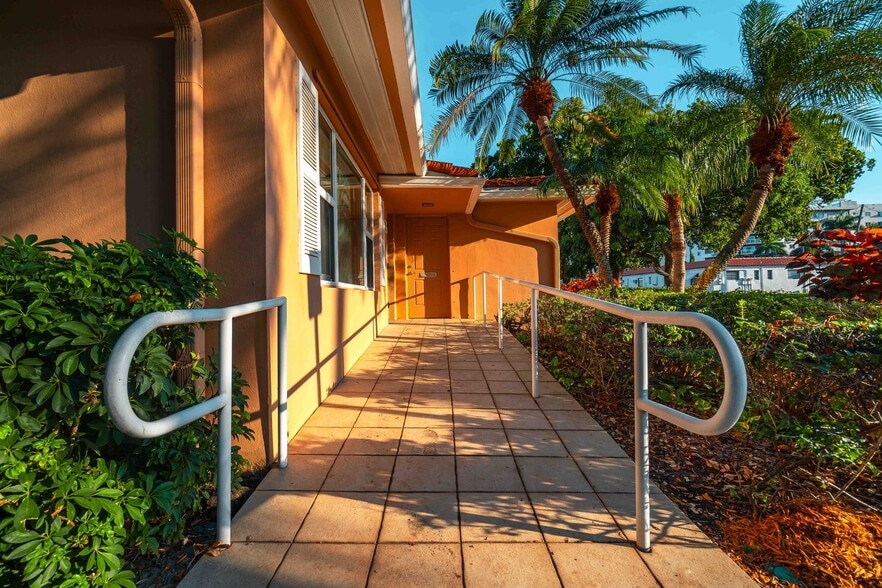 More Photos Of 18 NE 2nd Ave, Dania Beach Office For Sale