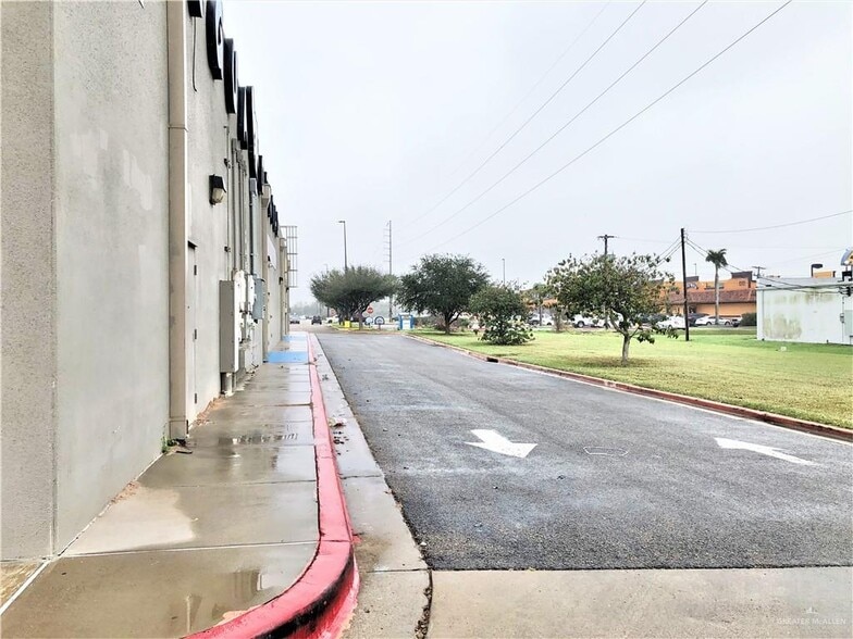 More Photos Of 4322 N Conway Ave, Palmhurst Freestanding For Lease