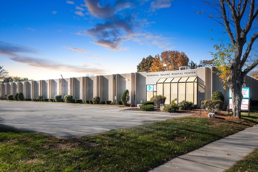 More Photos Of 2150 Main St, Springfield Medical For Lease