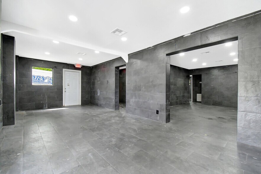 More Photos Of 2160 NW 24th St, Fort Lauderdale Auto Dealership For Sale