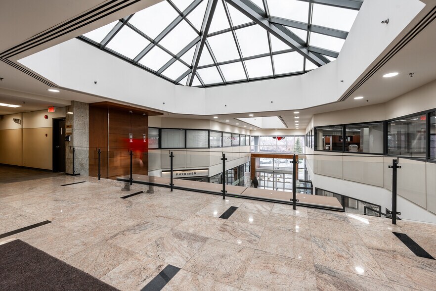 More Photos Of 6363 Rte Transcanadienne, Montréal Medical For Lease