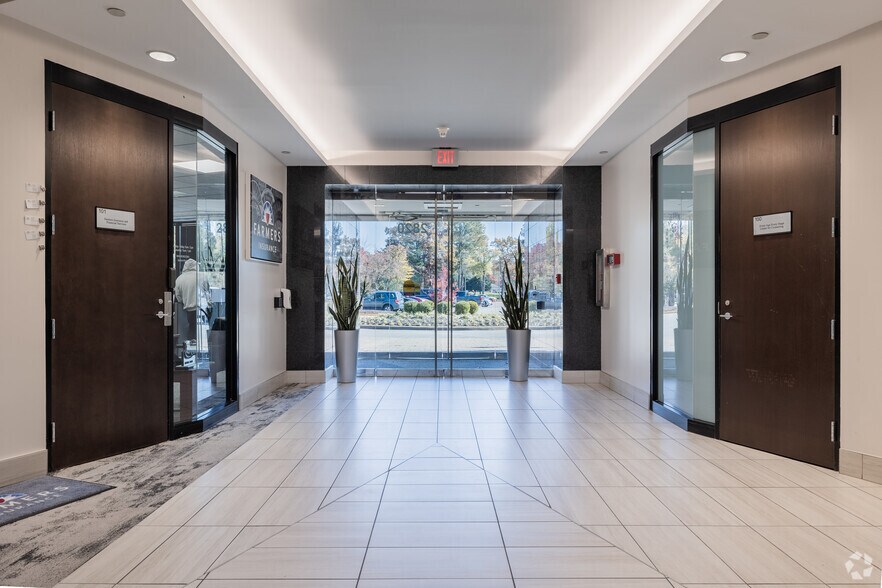 More Photos Of 2820 Waterford Lake Dr, Midlothian Office For Lease