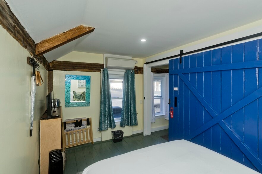 More Photos Of 265 Commercial St, Provincetown Flex For Sale