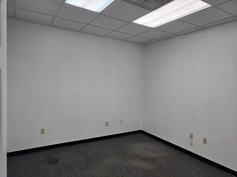 More Photos Of 1765 Carneige Ave, Clearwater Warehouse For Sale