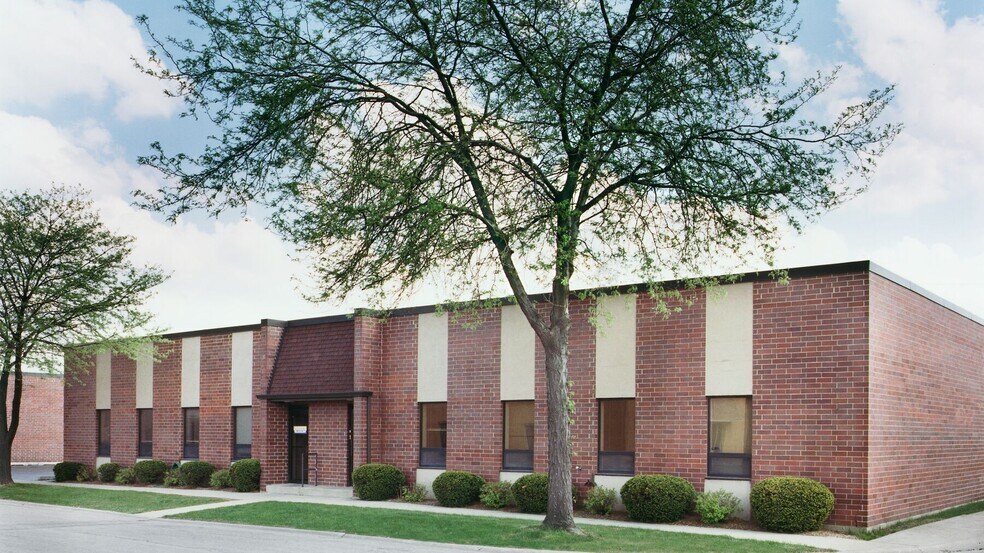 More Photos Of 9742 W Foster Ave, Rosemont Unknown For Lease