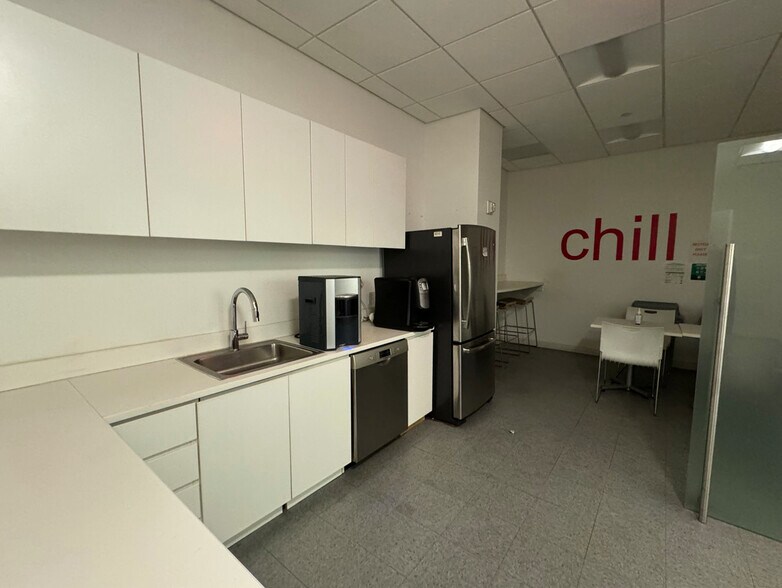 More Photos Of 25 W 14th St, New York Storefront For Lease