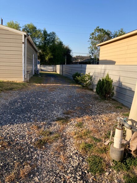 More Photos Of 2213 Ellis Dr, Rosharon Warehouse For Sale