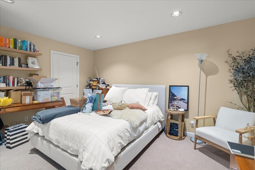 More Photos Of 808 Edgehill Dr, Burlingame General Retail For Sale