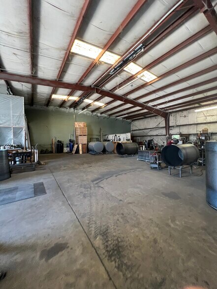 More Photos Of 250 Southridge Industrial Dr, Tavares Warehouse For Lease