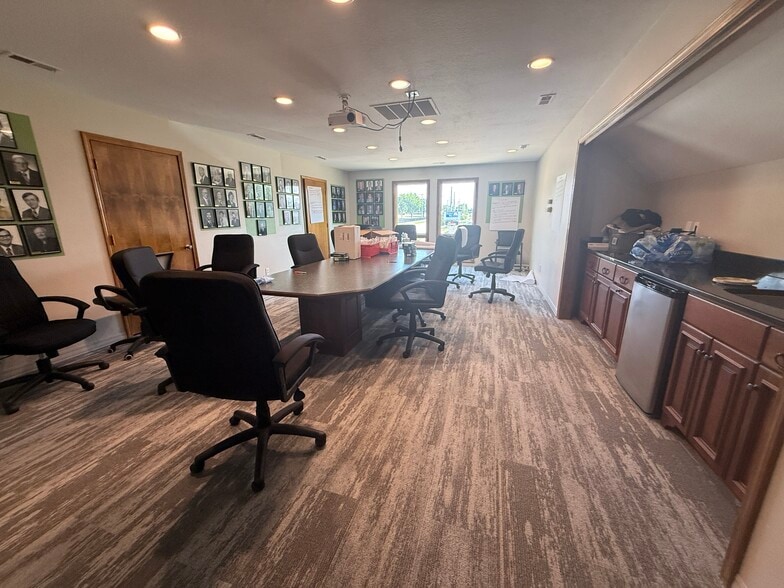 More Photos Of 1505 SW Fairlawn Rd, Topeka Office For Lease