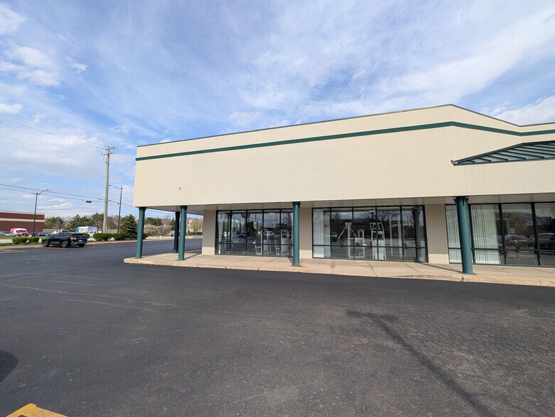 More Photos Of 852 Sharp Dr, Shorewood Unknown For Lease