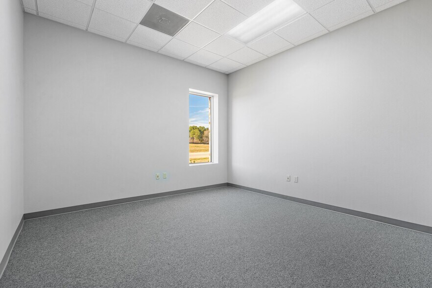 More Photos Of 3607 N Loop 336, Conroe Light Manufacturing For Lease