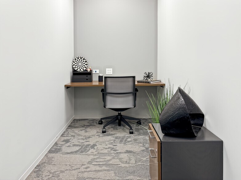 More Photos Of 544 Lakeview Pkwy, Vernon Hills Coworking Space