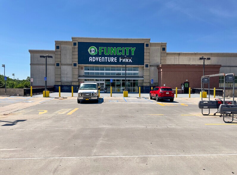 More Photos Of 500-600 E Sandford Blvd, Mount Vernon General Retail For Lease