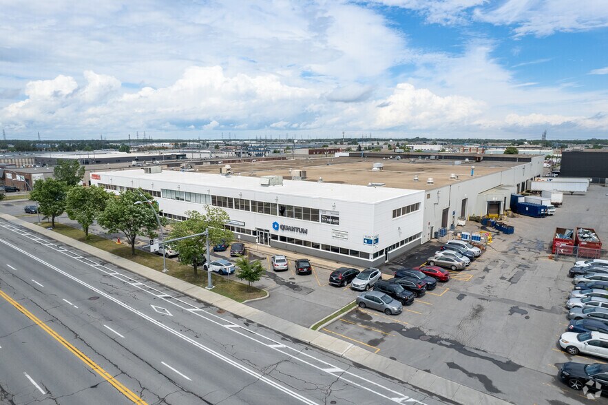 More Photos Of 2995-2999 Boul Le Corbusier, Laval Warehouse For Lease