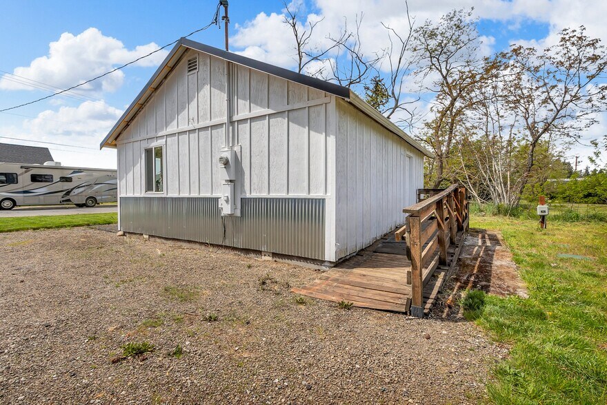 More Photos Of 108 Centre S st, Rainier General Retail For Sale