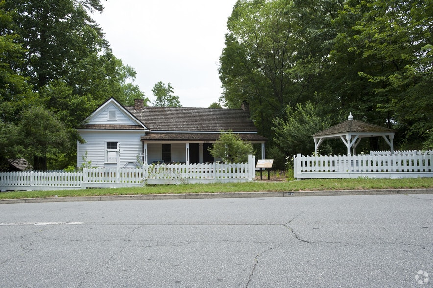 More Photos Of 6075 Sandy Springs Cir NE, Atlanta General Retail For Lease