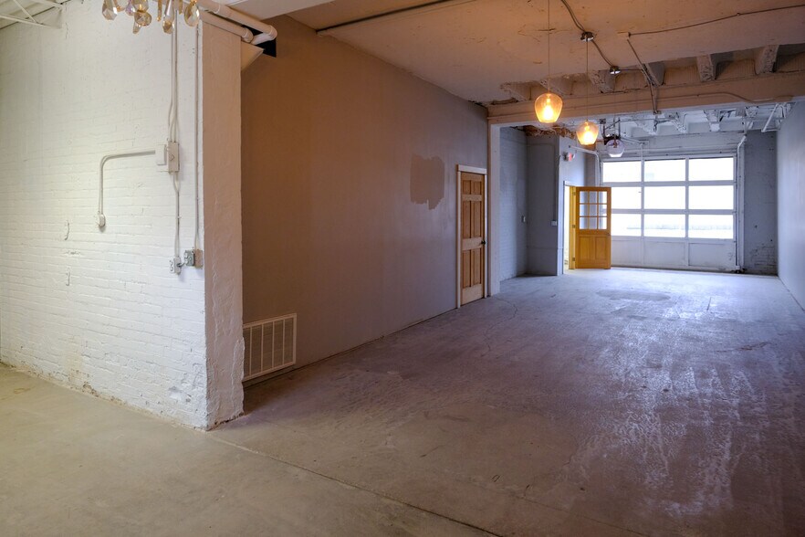 More Photos Of 408 W Main St, Benton Harbor Freestanding For Lease