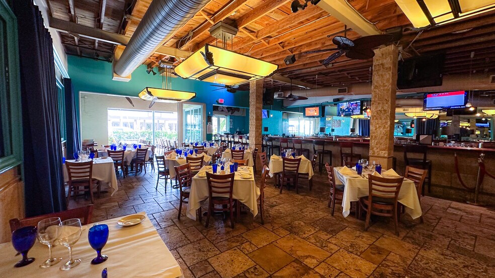 More Photos Of 852-862 5th Ave S, Naples Storefront For Sale