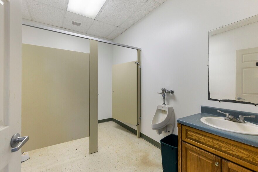 More Photos Of 13568 Oil Field Rd, Conroe Office Residential For Lease