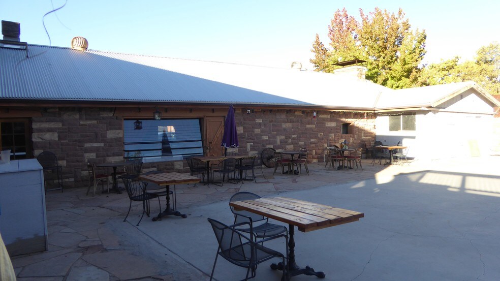 More Photos Of 607 W Main St, Payson Bar For Sale