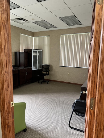 More Photos Of 27750 Middlebelt Rd, Farmington Hills Office For Lease