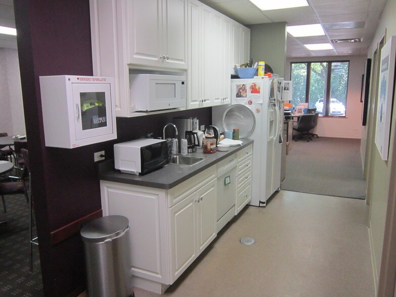 More Photos Of 1665-1695 Elk Blvd, Des Plaines Office For Lease