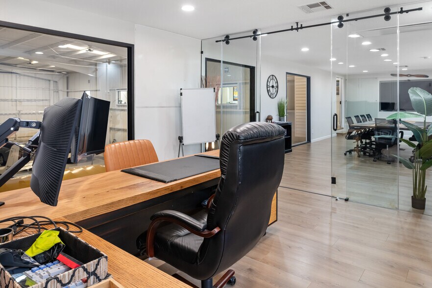More Photos Of 18000 Groschke Rd, Houston Airplane Hangar For Lease