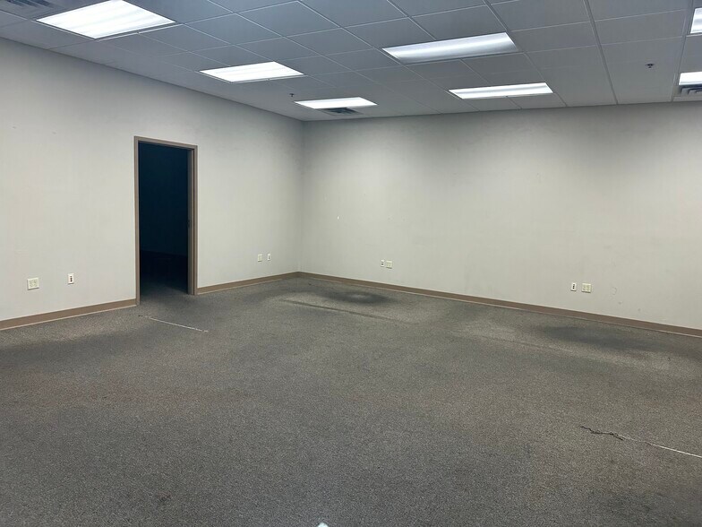 More Photos Of 600 N Sara Rd, Yukon Warehouse For Lease