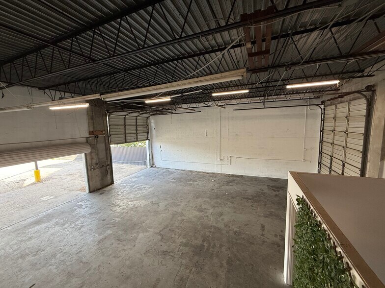 More Photos Of 1717 W Kennedy Blvd, Tampa Warehouse For Sale