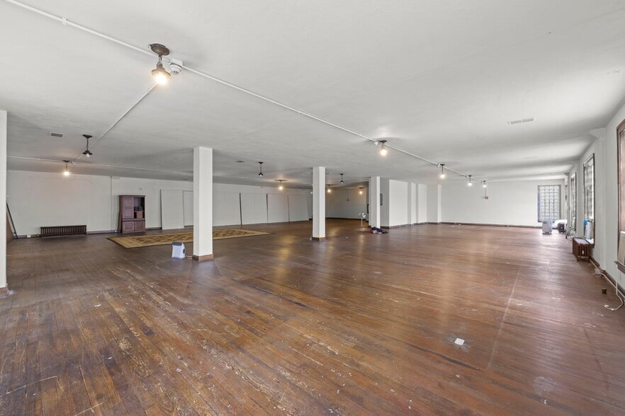 More Photos Of 235-239 S Washington St, Naperville Storefront For Sale