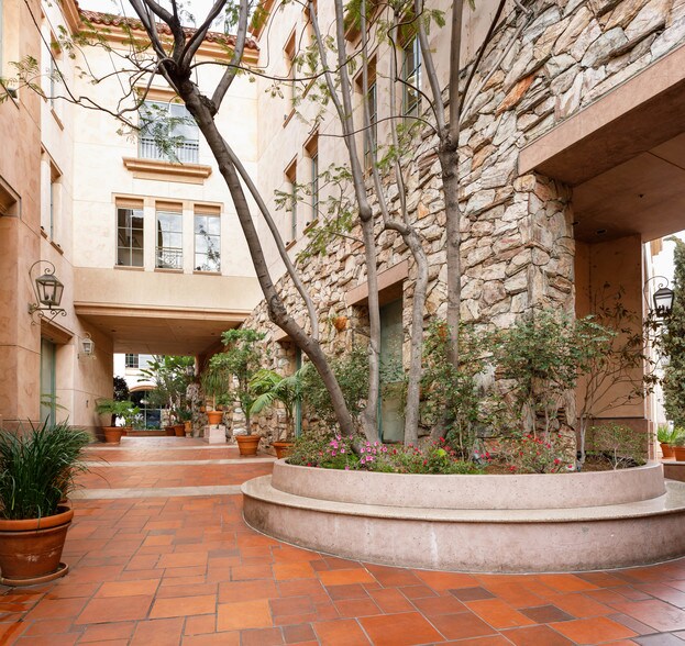More Photos Of 301-333 N Canon Dr, Beverly Hills Office For Lease