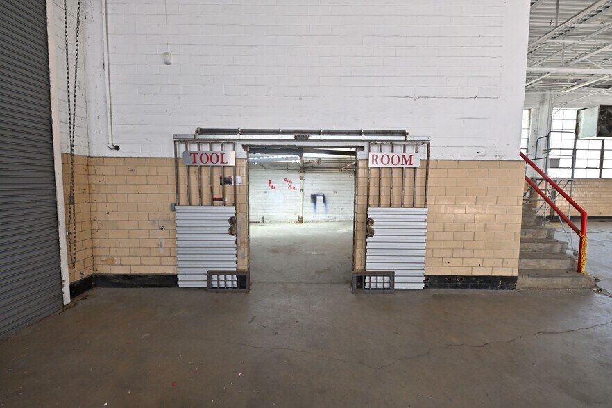 More Photos Of 2625 Broadway St, San Antonio Light Distribution For Lease