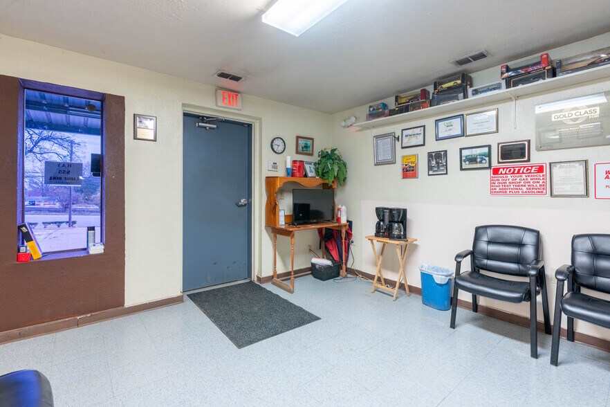 More Photos Of 1203 W Oak St, Palestine Industrial For Sale