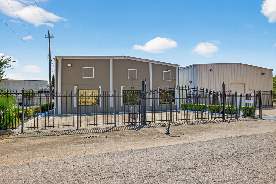 More Photos Of 918 Oak Glen Dr, Houston Industrial For Lease
