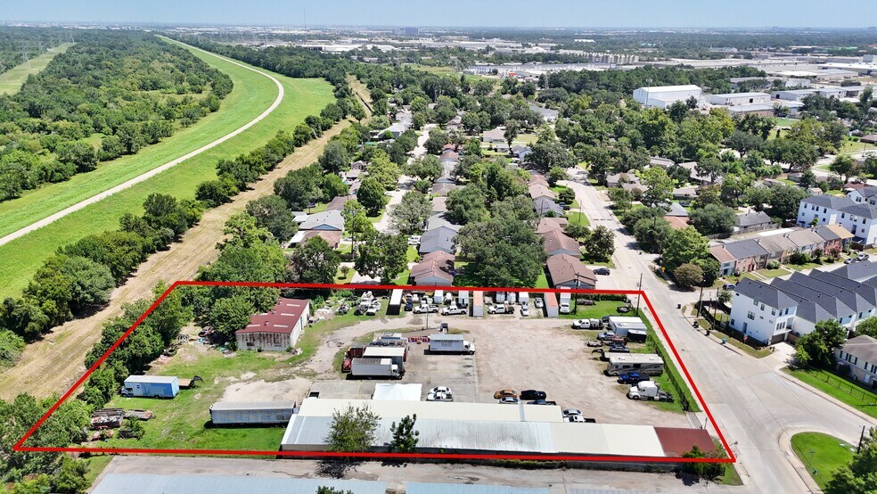 More Photos Of 1915 Sherwood Forest St, Houston Warehouse For Sale