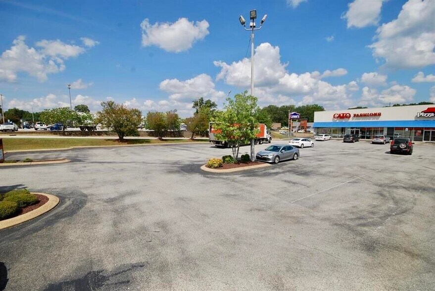 More Photos Of 2095-2103 S Highland Ave, Jackson Storefront Retail Office For Lease