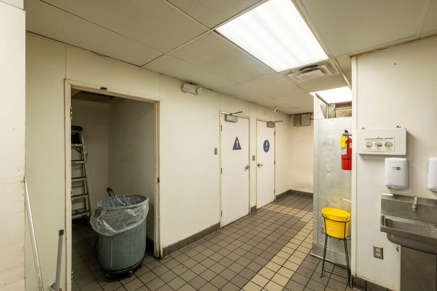 More Photos Of 12203 Hawthorne Blvd, Hawthorne Storefront For Sale