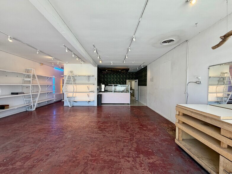 More Photos Of 816 Lincoln Blvd, Venice Storefront For Lease